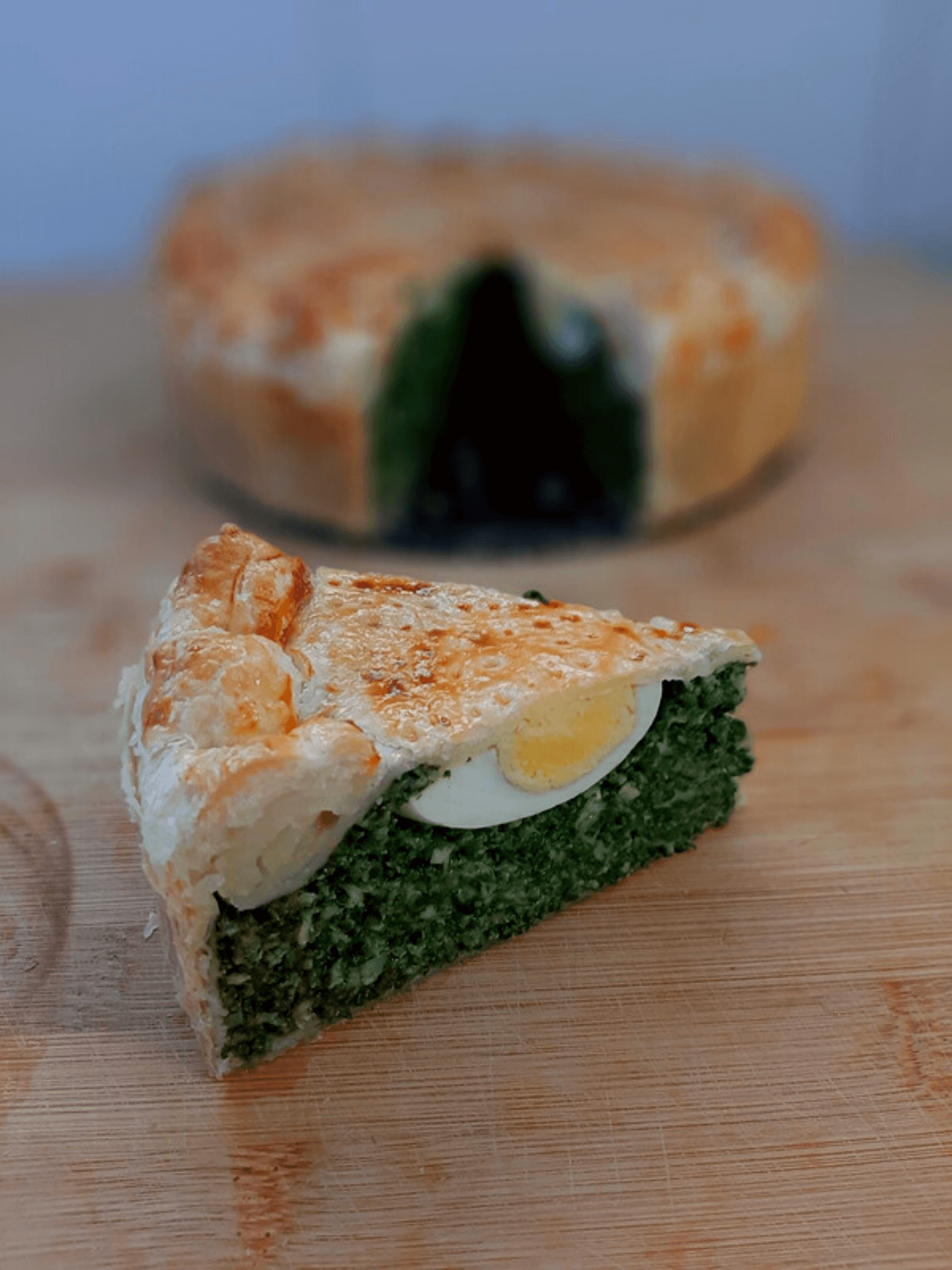 Torta Pasqualina – tarta wielkanocna ze szpinakiem i jajkiem