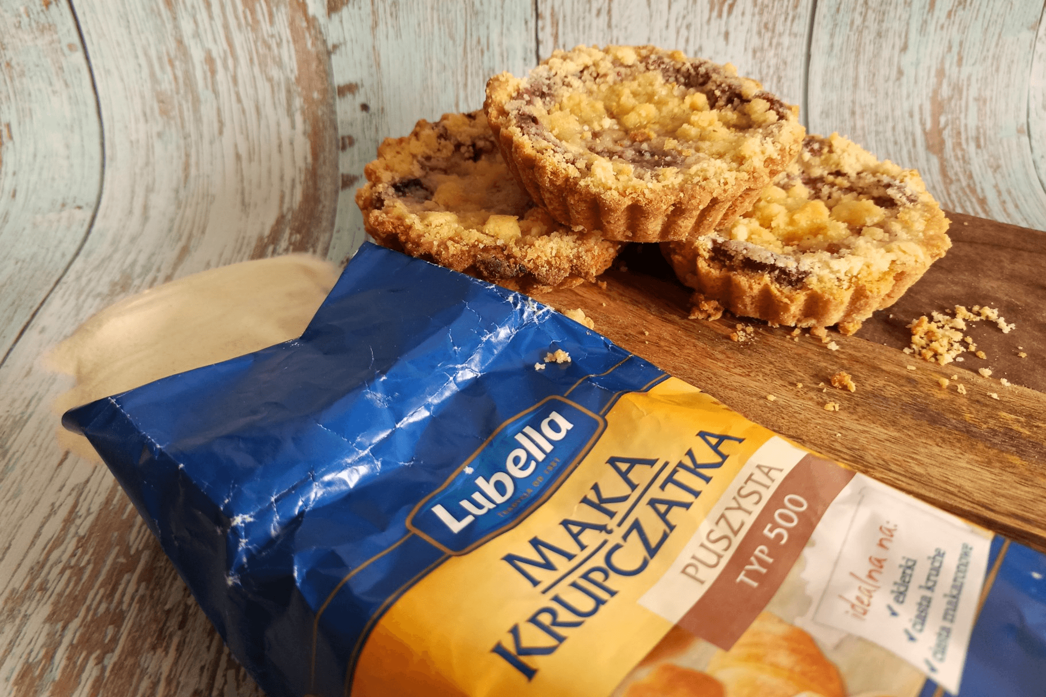 Domowe drożdżówki z czarną porzeczką