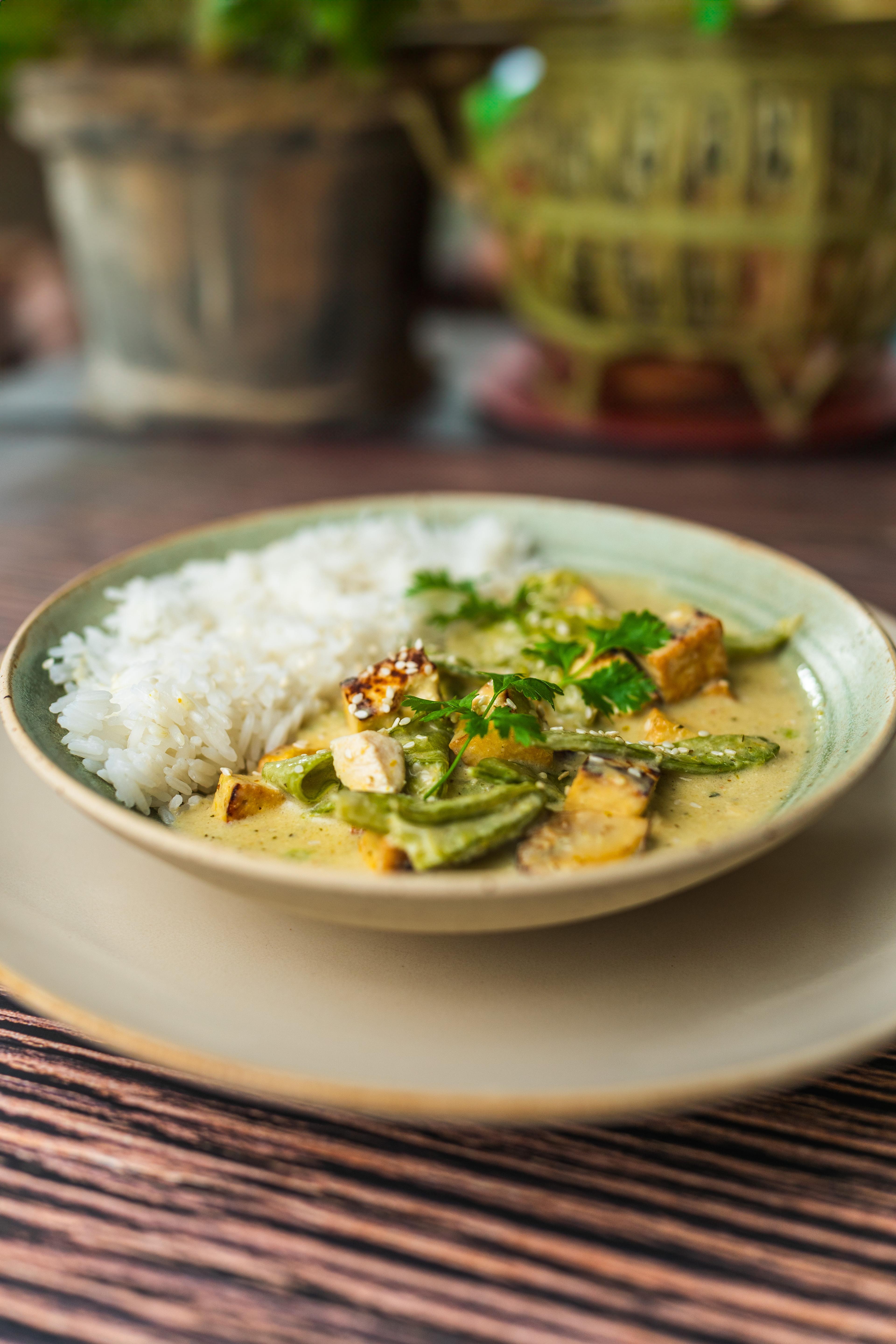 Curry z groszkiem cukrowym i tofu