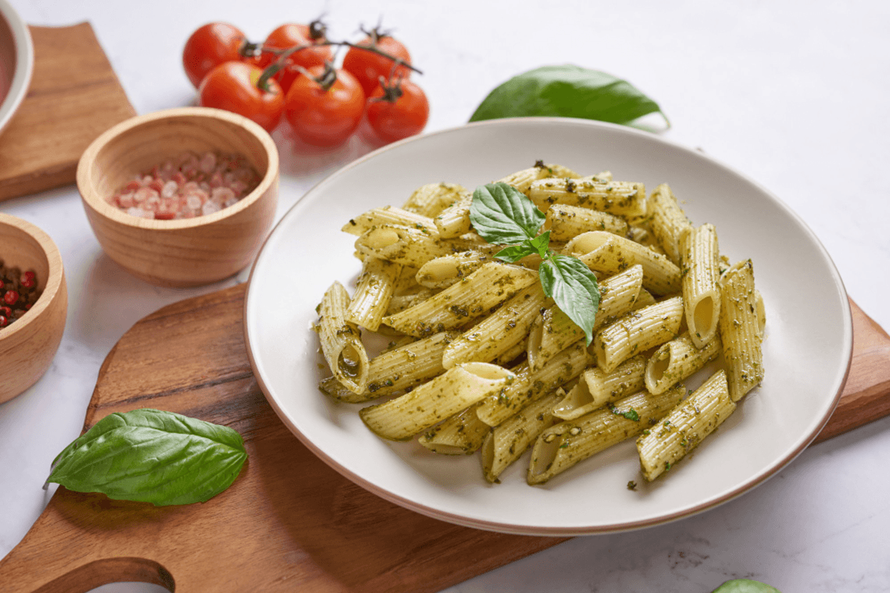 Makaronowa sałatka z kurczakiem i zielonym pesto