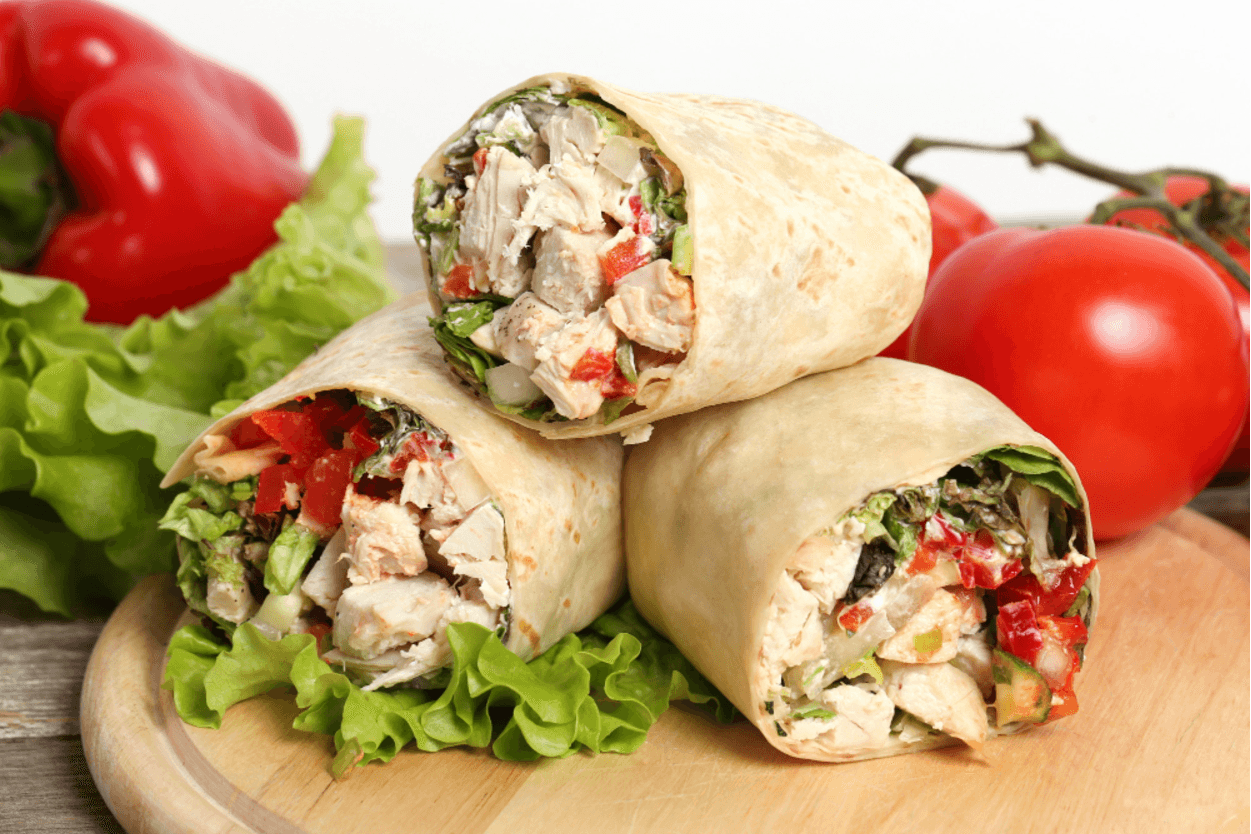 Tortilla z kurczakiem i świeżymi warzywami