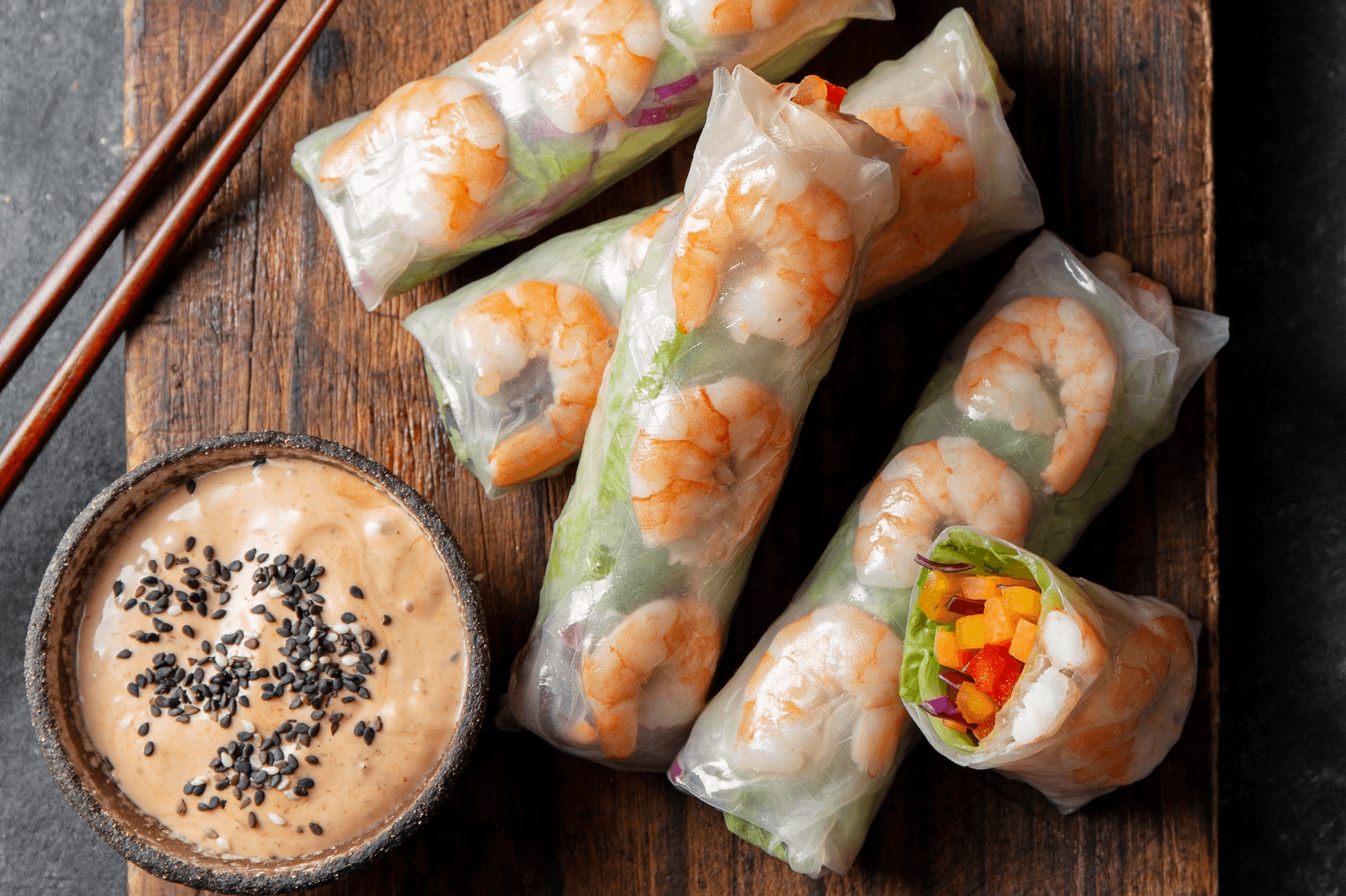 Spring rolls z krewetkami i sosem orzechowym