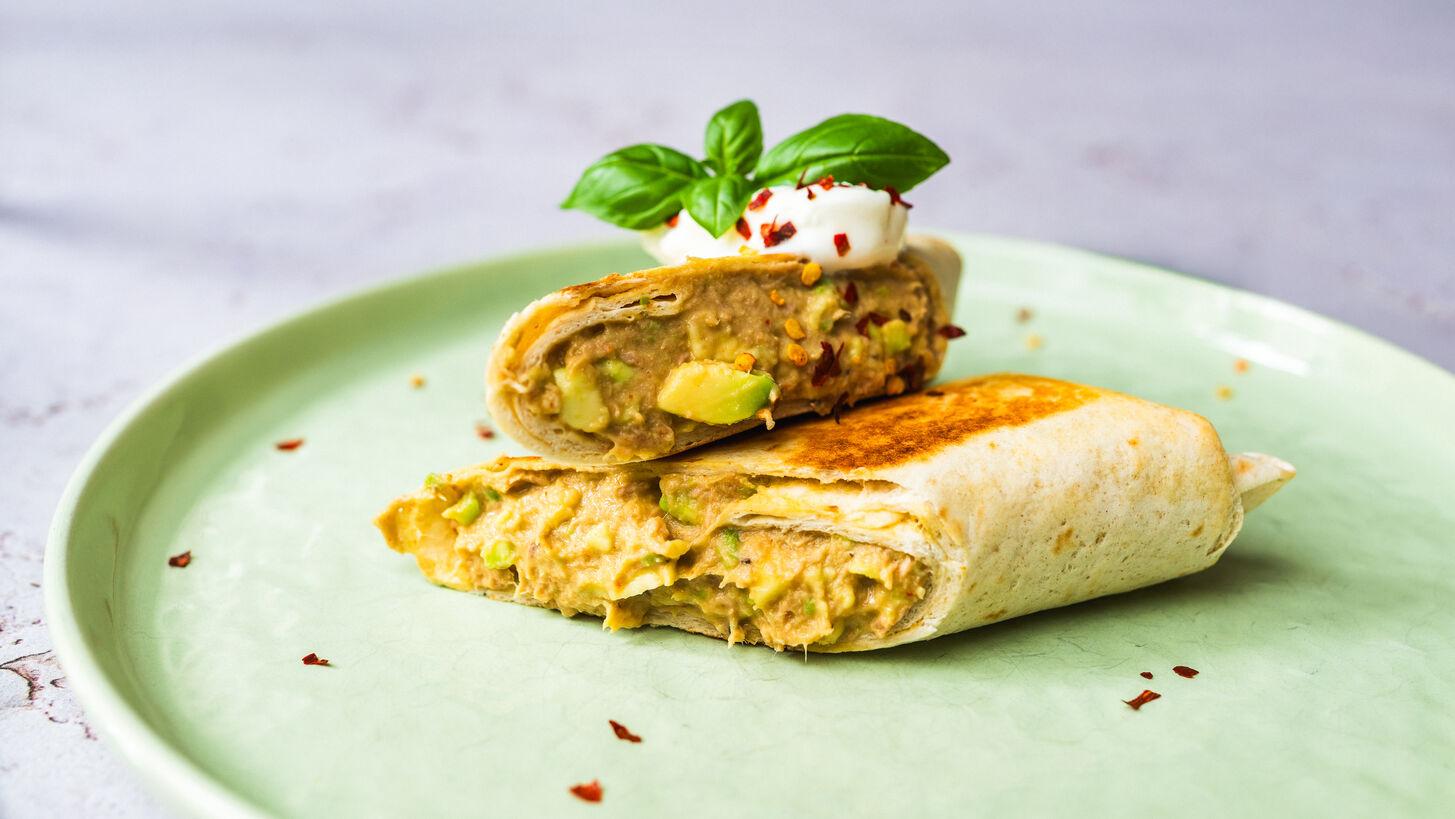 Śniadaniowe burrito z tuńczykiem i awokado