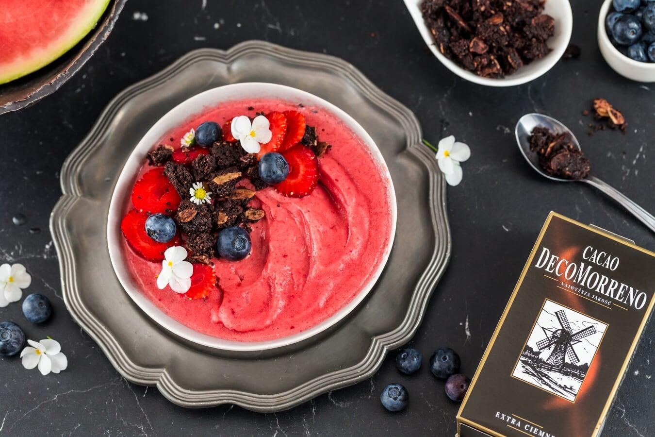 Arbuzowe smoothie bowl z kruszonką czekoladową