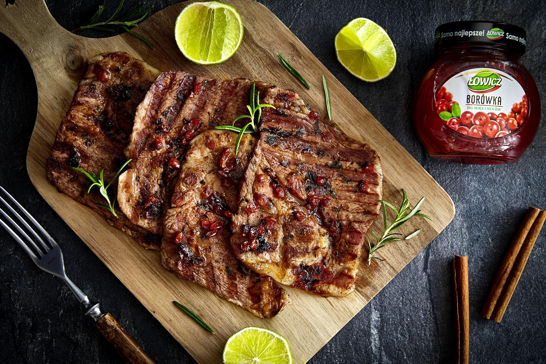 Grillowana karkówka w marynacie z borówki