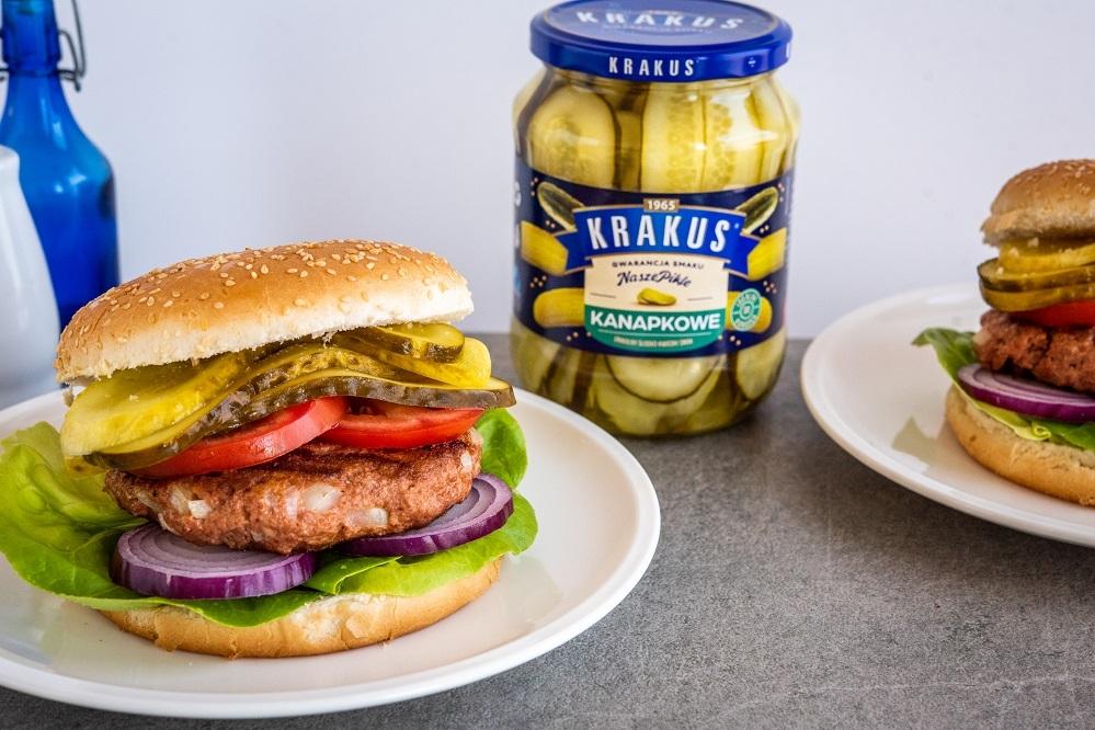 Burger z ogórkiem kanapkowym