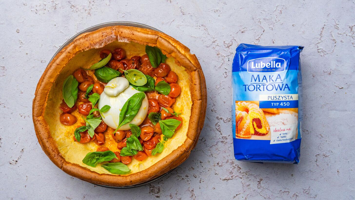 Dutch baby z burratą i pieczonymi pomidorkami