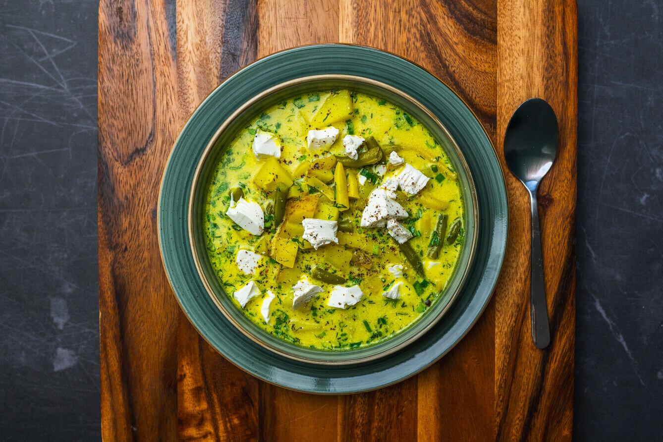 Zupa fasolkowa z młodymi ziemniakami i serem feta
