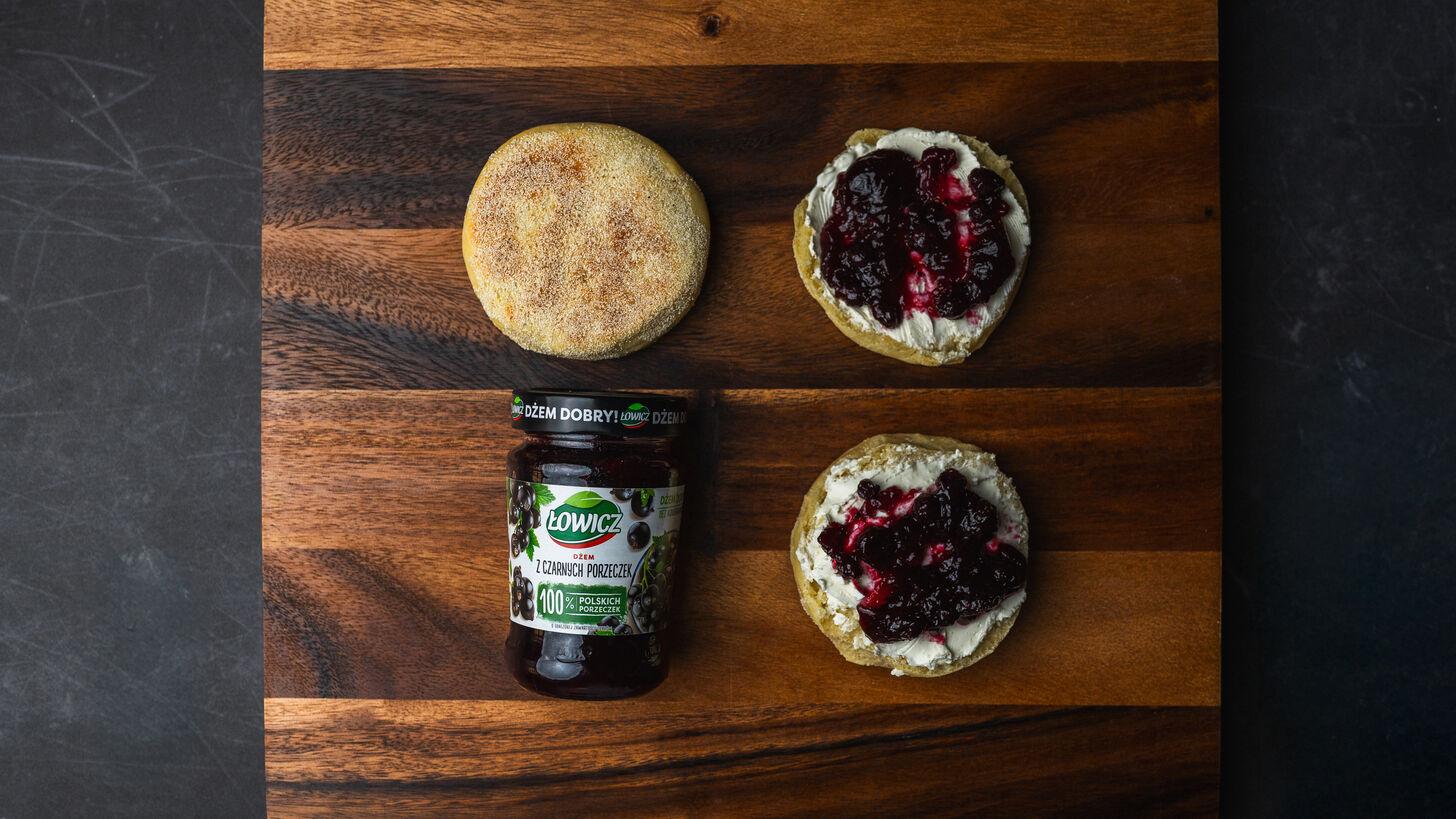 Muffin z serkiem śmietankowym i dżemem