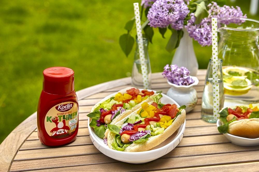 Hot dogi z parówką i warzywami