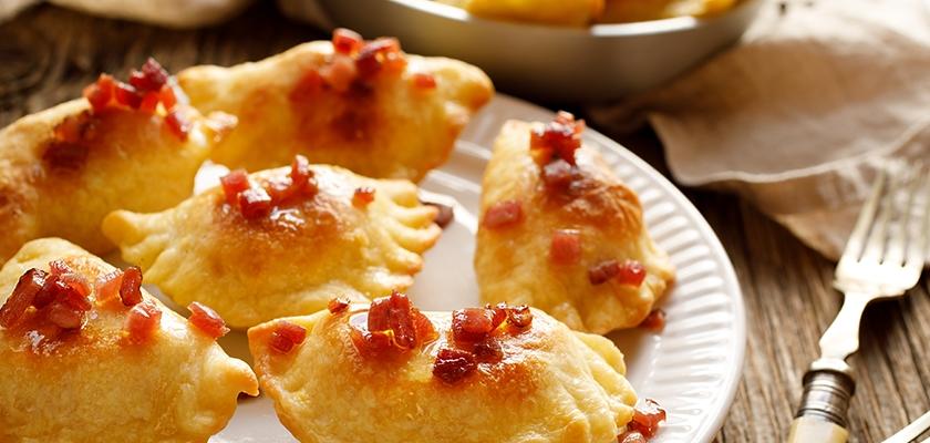 Pieczone drożdżowe pierożki z farszem mięsnym