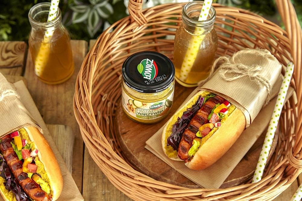 Hot-dog z pastą i warzywami