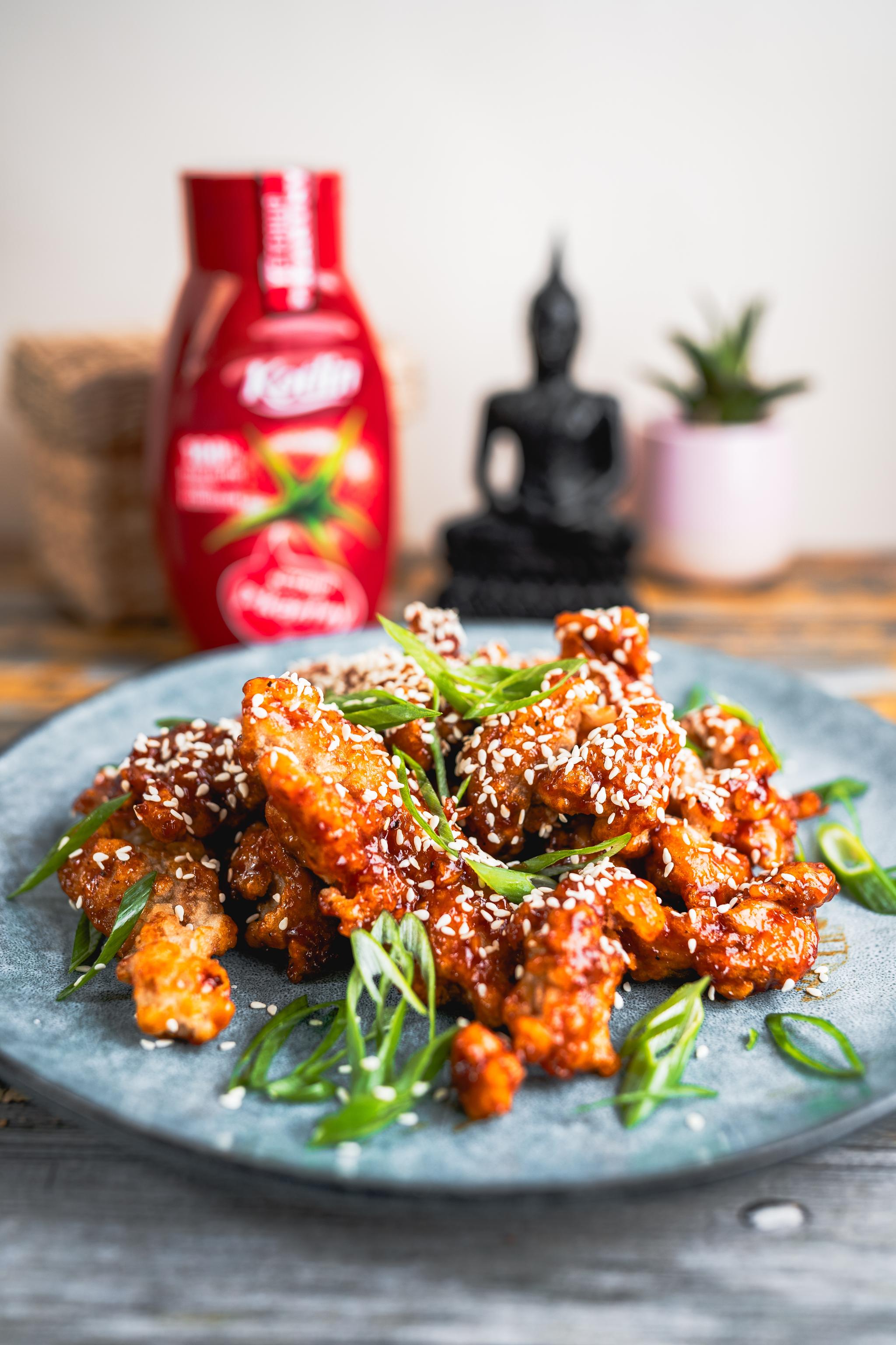 Koreański chrupiący kurczak w sosie gochujang