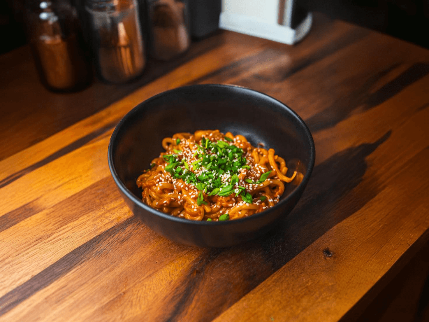 Kremowy makaron udon w sosie gochujang