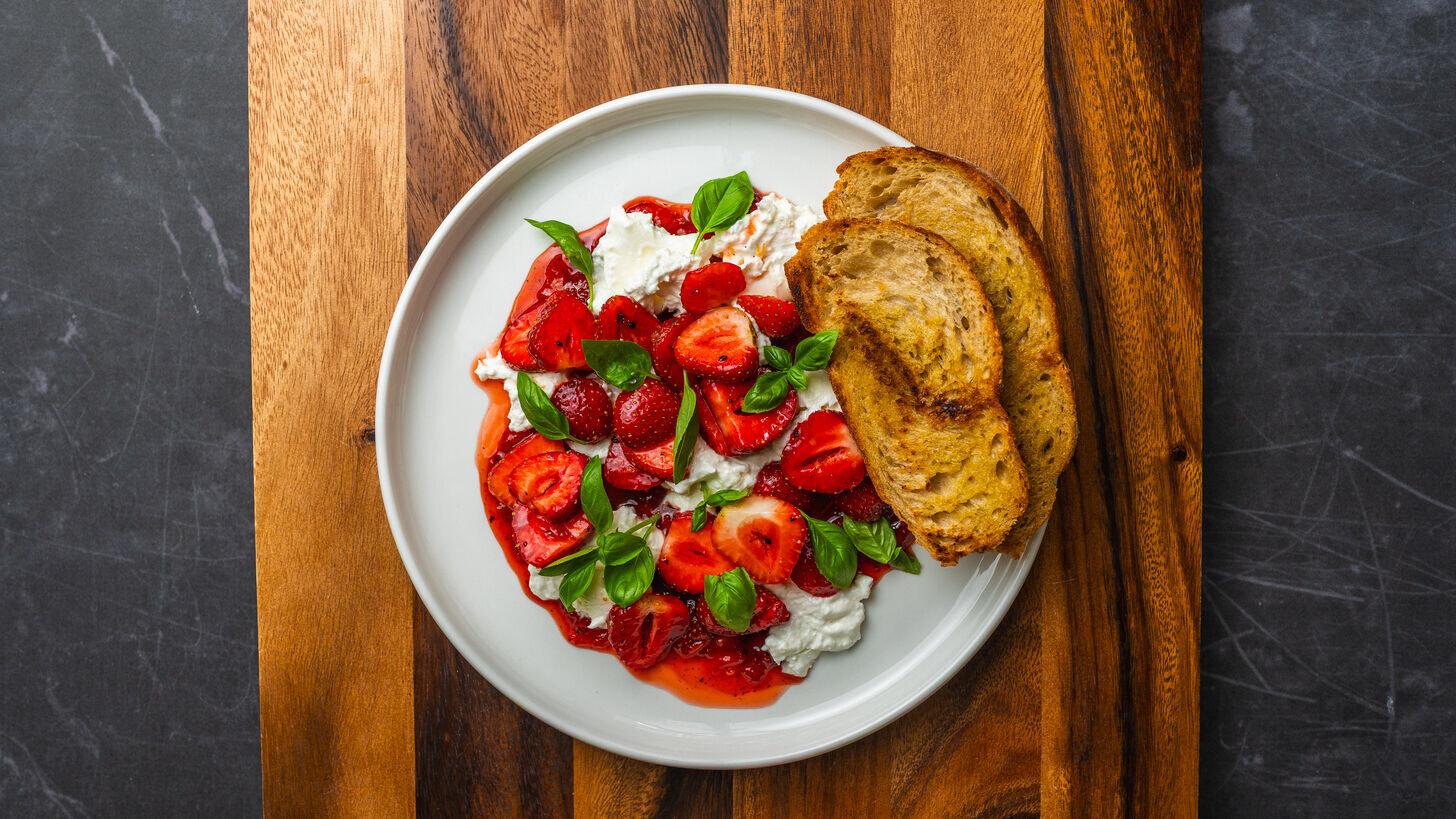 Burrata z truskawkami