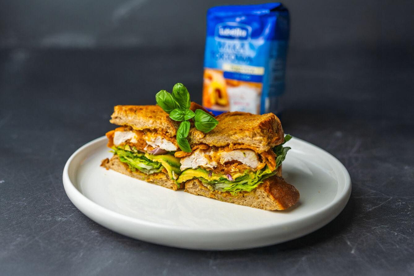 Sandwich z kurczakiem i sosem miodowo-musztardowym