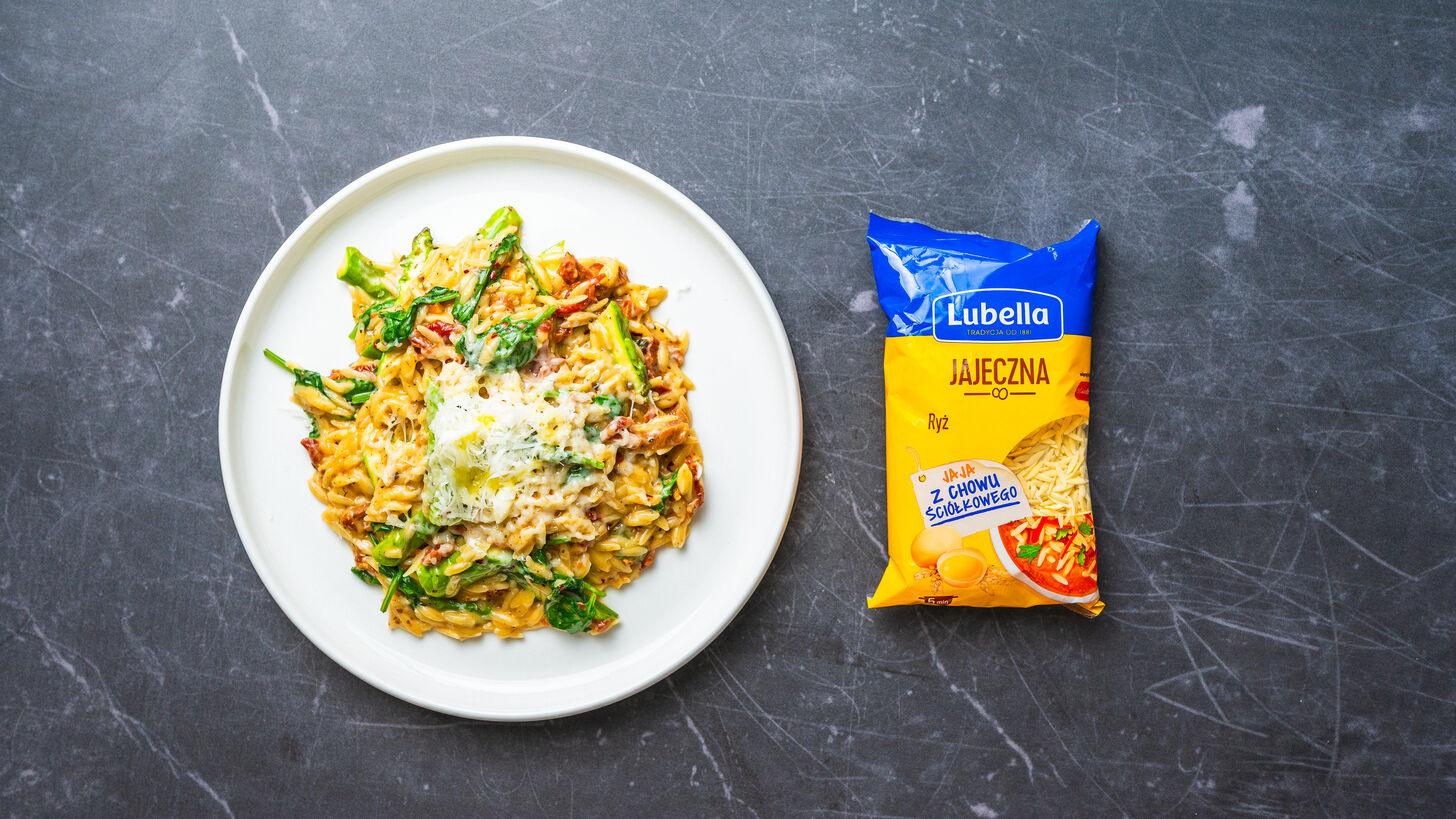 Makaron orzo w kremowym sosie z suszonymi pomidorami