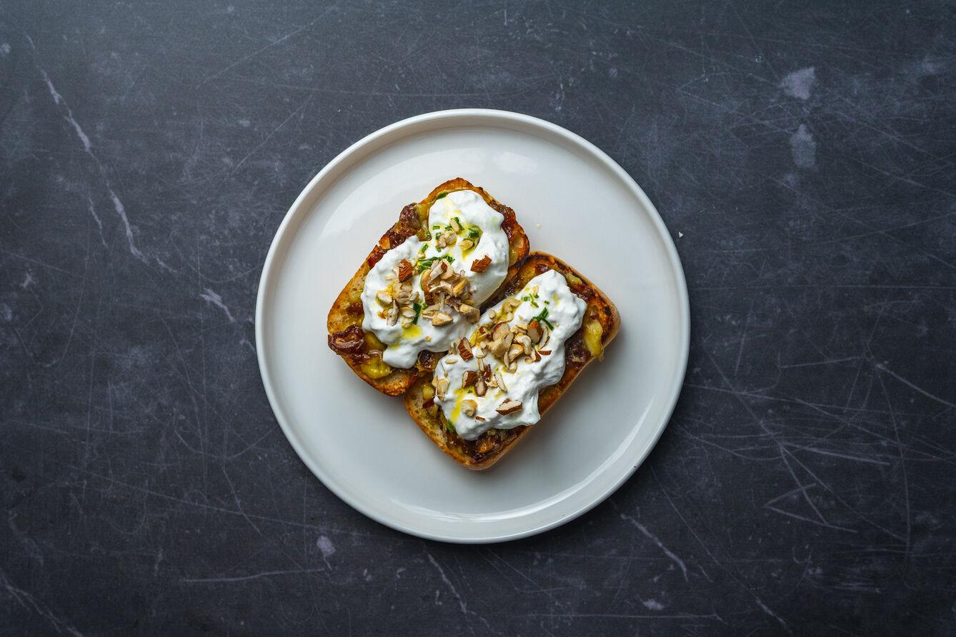 Tost z bananami i daktylami z burratą