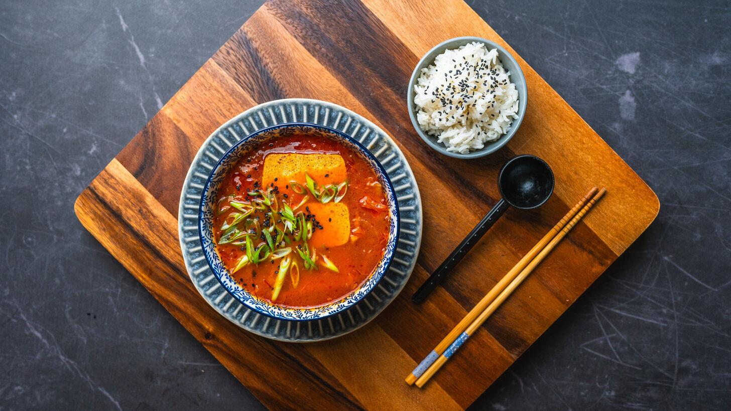 Kimchi jjigae – ostra koreańska zupa z kimchi