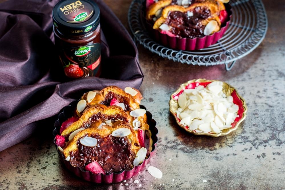 Pudding z chałki z migdałami, truskawkami i Czekodżemem