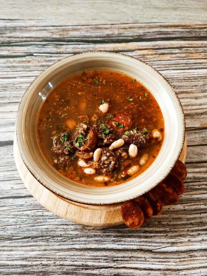 Fabada asturiana – hiszpańska zupa z fasoli i mięsa