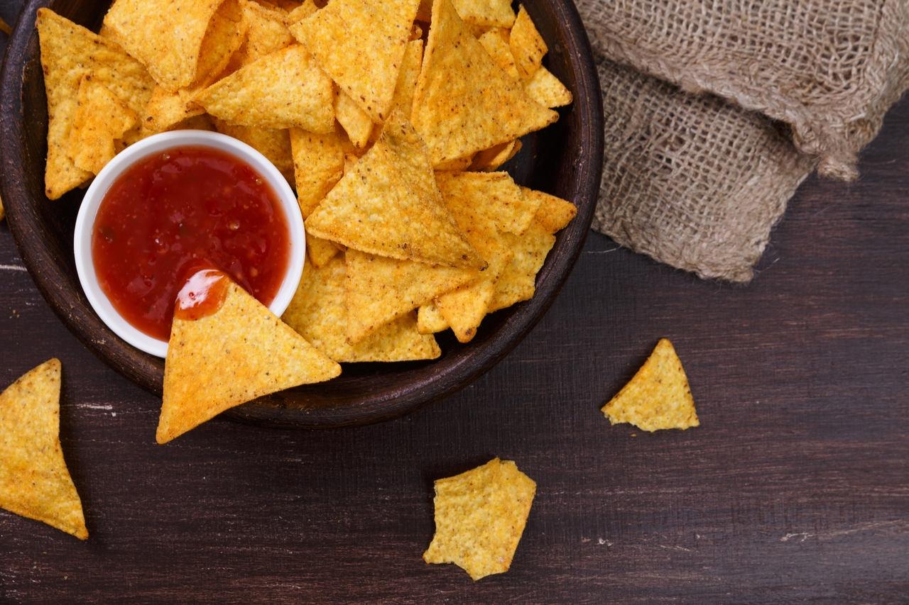 Domowe nachos z ostrym sosem meksykańskim na bazie ketchupu