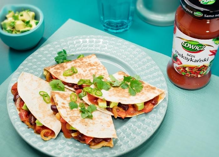 Quesadilla z warzywami i sosem meksykańskim