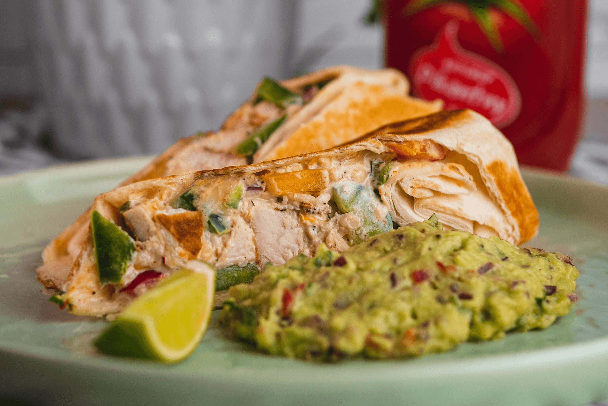 Tortilla z guacamole i kurczakiem