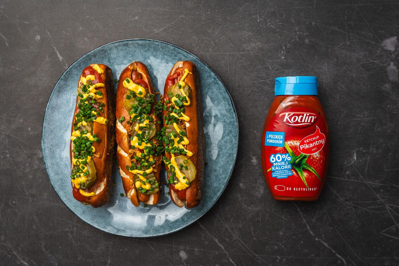 Hot dogi z frankfurterkami i duszoną cebulką