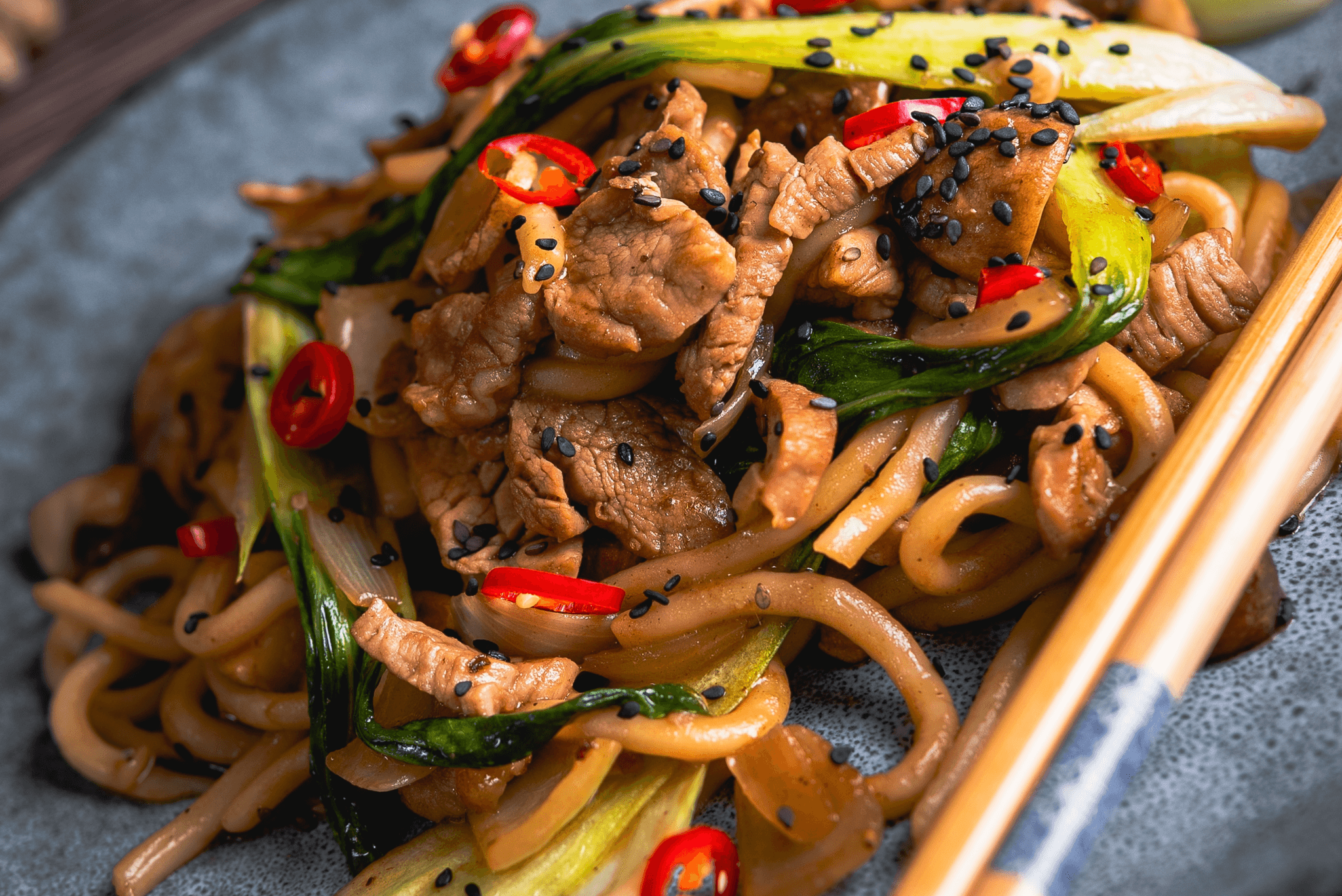 Stir fry z makaronem udon i polędwiczką wieprzową