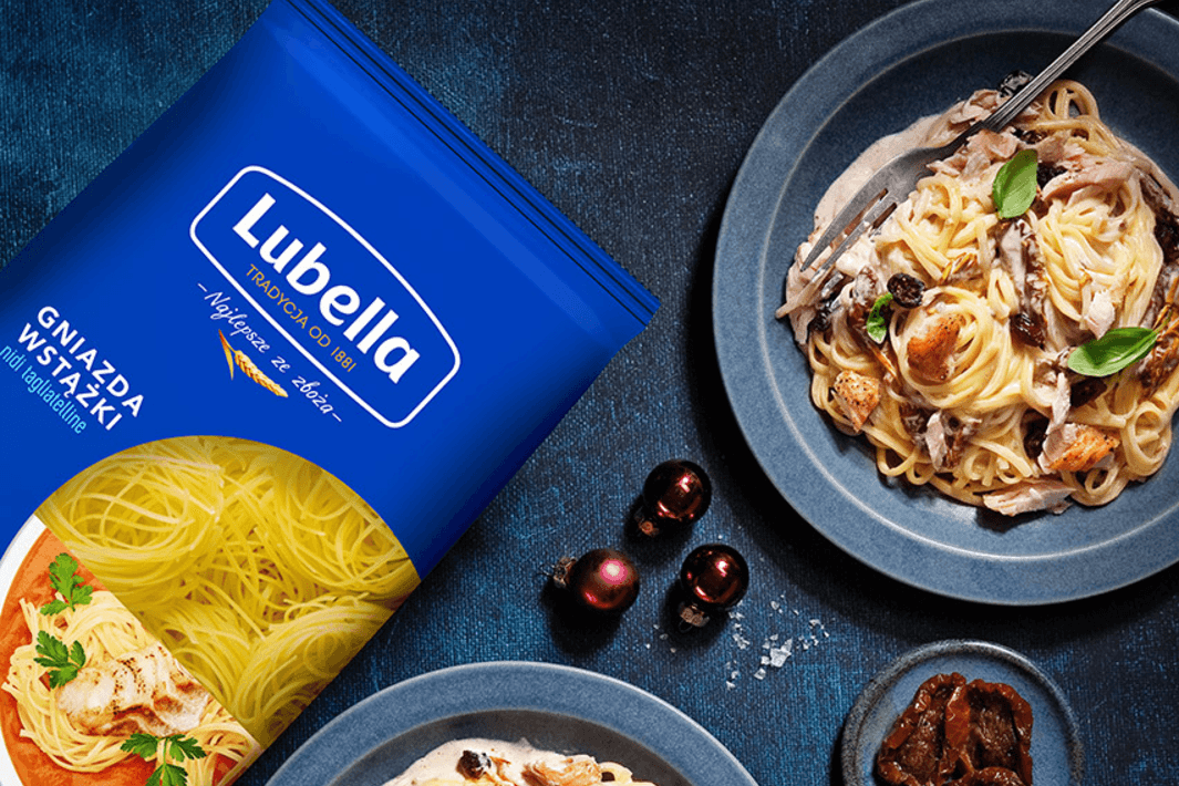 Tagliatelle z łososiem, suszonymi pomidorami i żurawiną