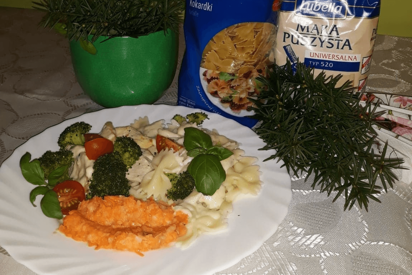 Makaronowe wariacje z kurczakiem na parze i sosem beszamelowym
