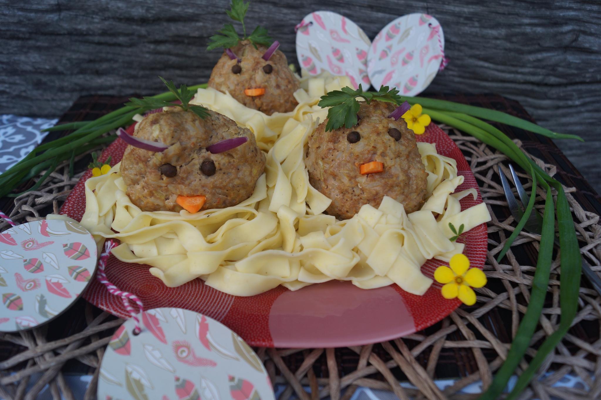 Kurczaczki wielkanocne w gniazdkach makaronowych.