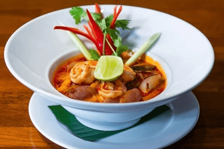 Zupa tajska Tom Yum z krewetkami i kurczakiem