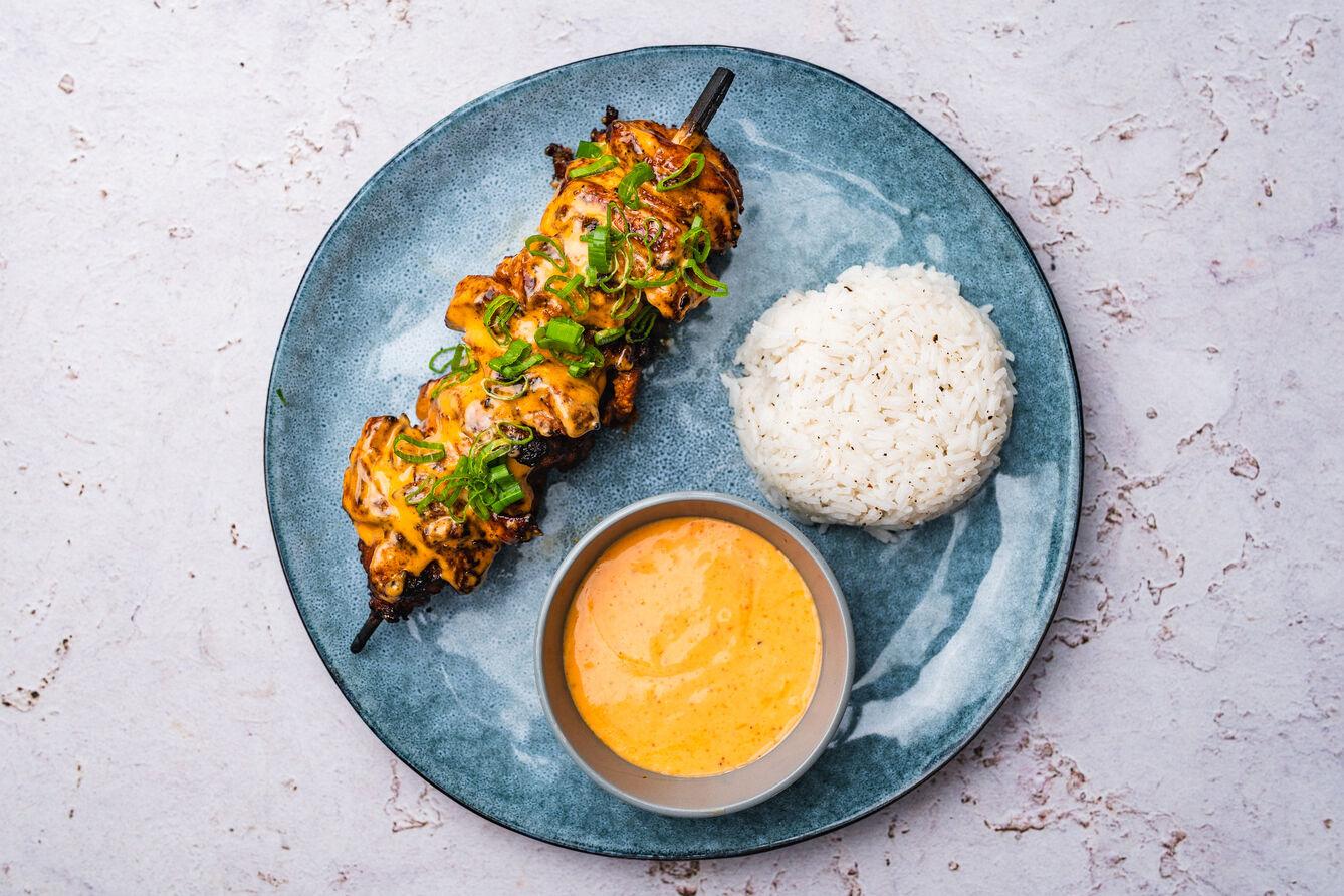 Azjatyckie szaszłyki z kurczaka z sosem sriracha mayo