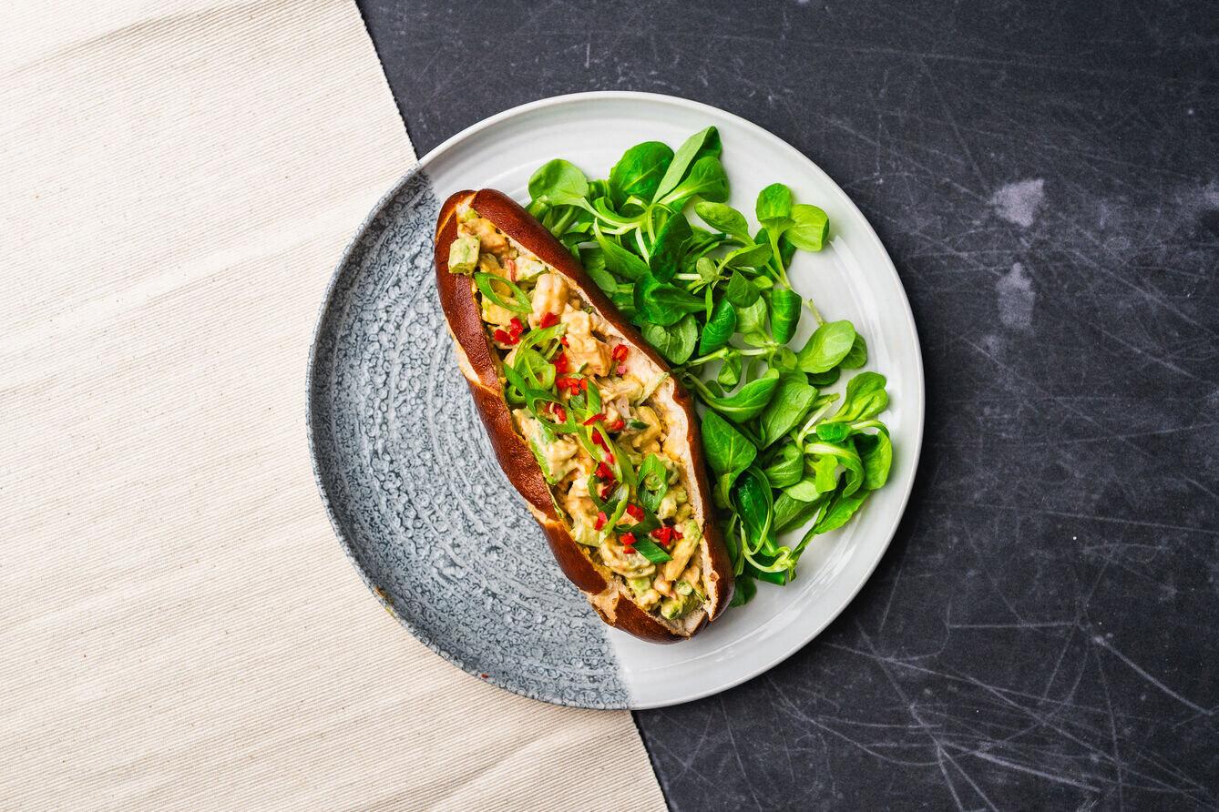 Shrimp roll – kanapka z pastą z krewetek i selera naciowego