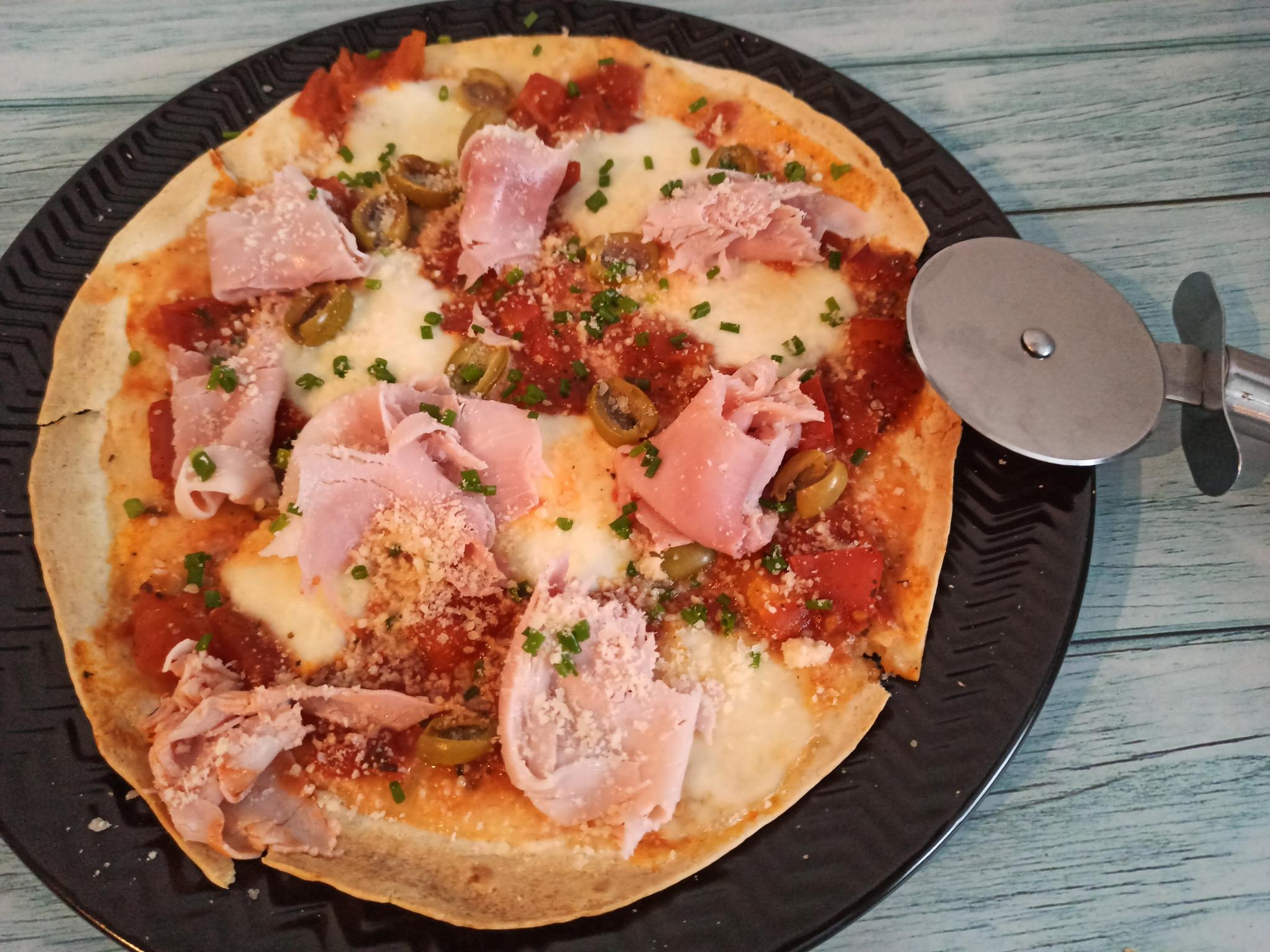 Pizza z tortilli na patelni