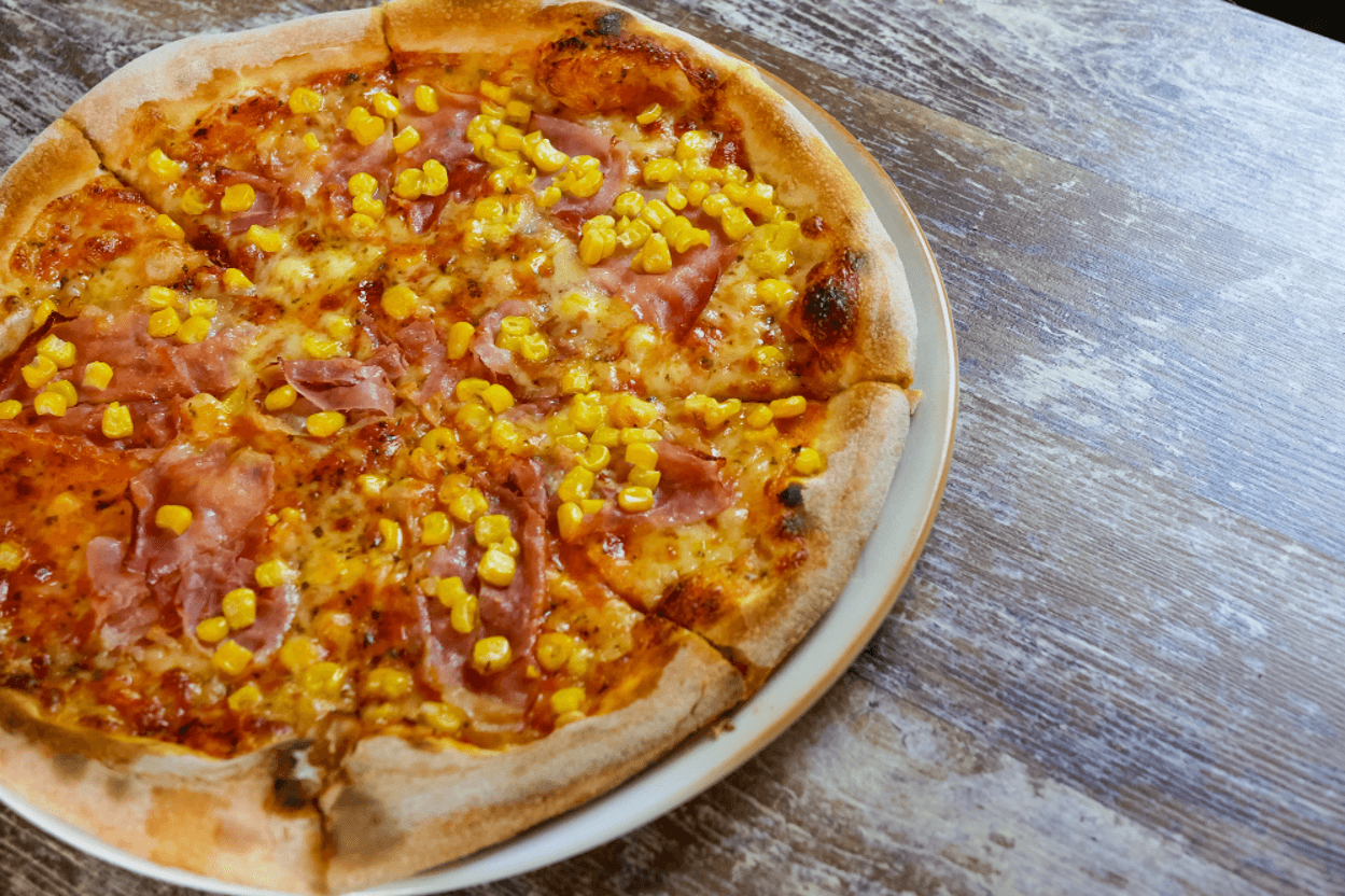 Pizza domowa z wędliną i kukurydzą