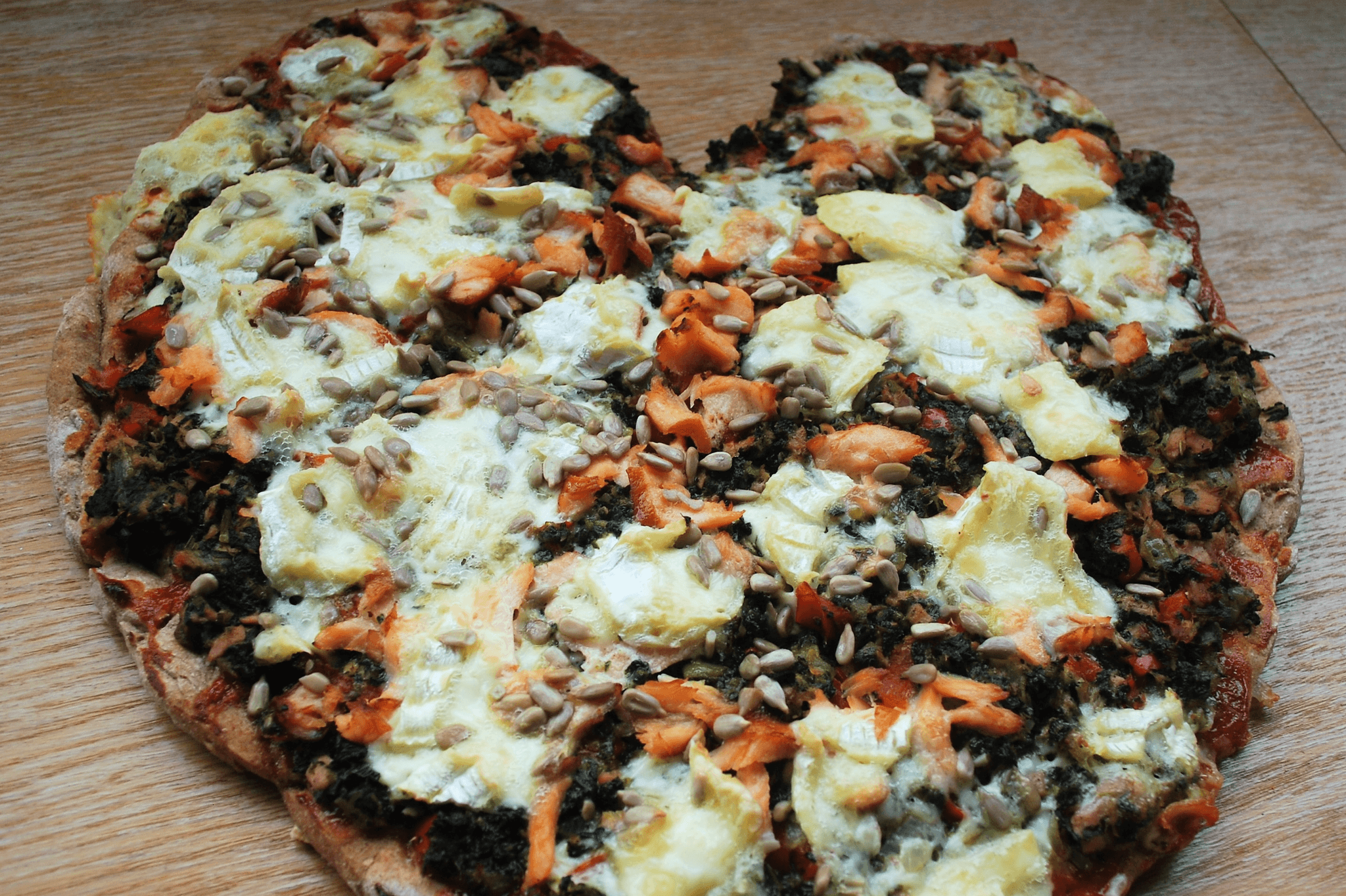 Pizza z wędzonym łososiem i tuńczykiem