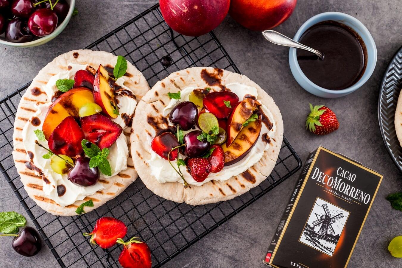 Pizza z owocami i sosem czekoladowym