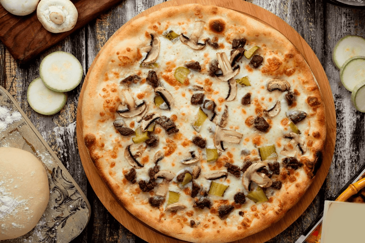 Pizza z pieczarkami, ogórkami konserwowymi, cebulą i kiełbasą