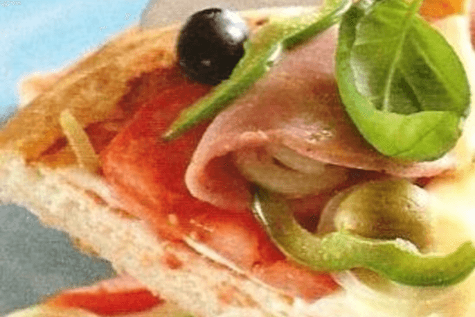 Pizza z kaparami, szynką i papryką