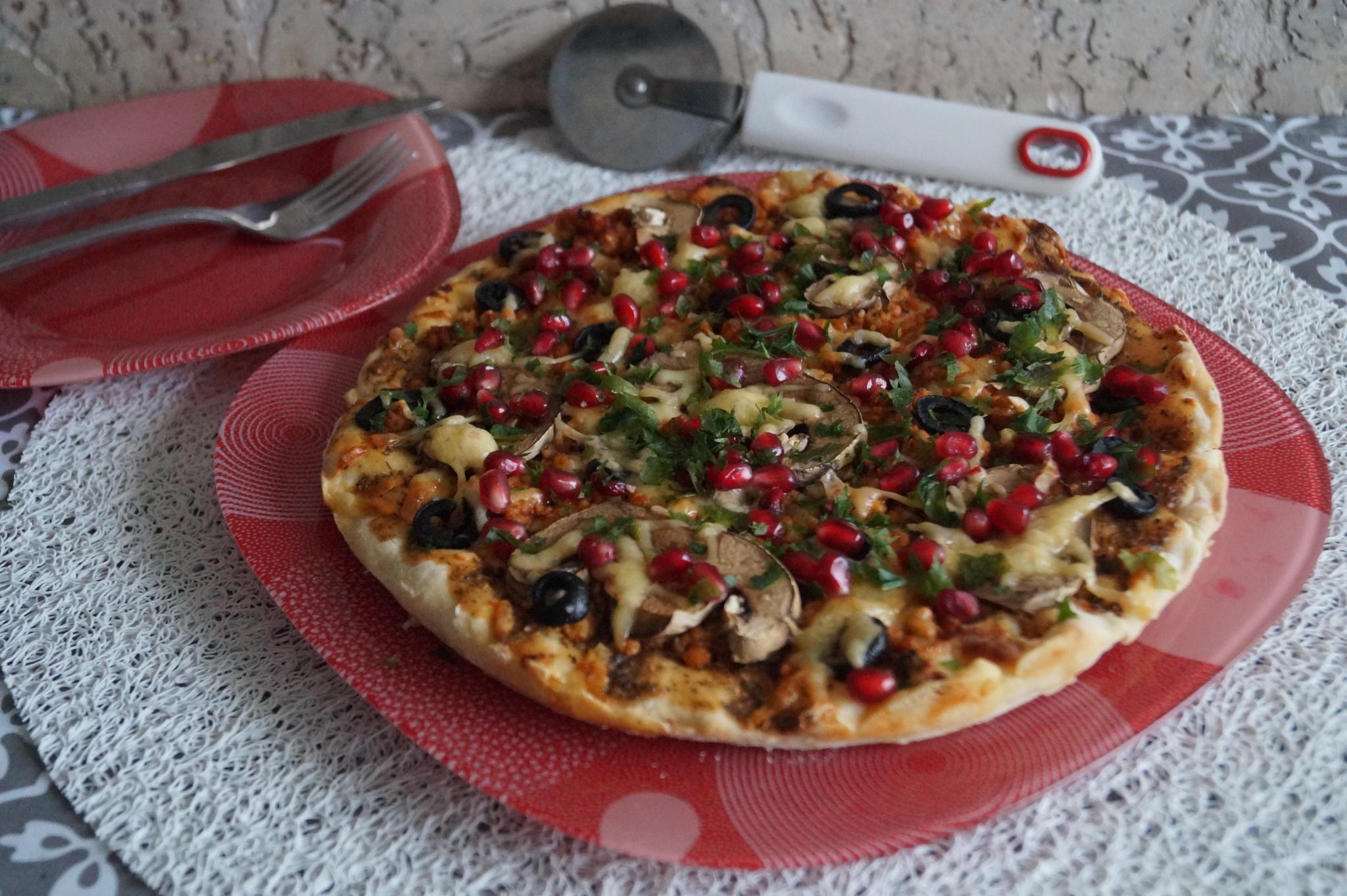 Pizza z mięsem mielonym, oliwkami i granatem