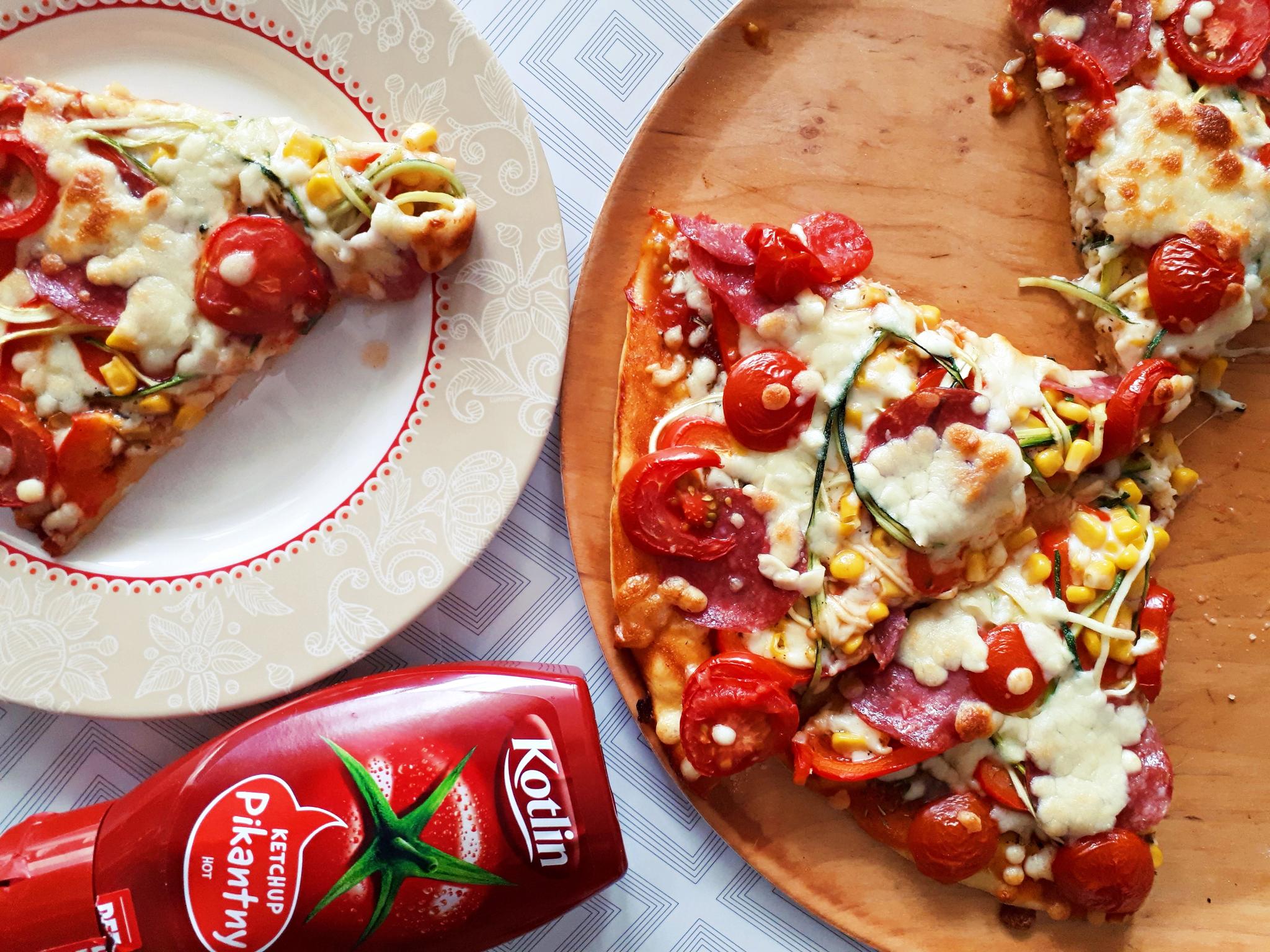 Mistrzowska pizza z pomidorkami i kukurydzą