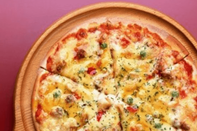 Pizza z papryką, szynką i pieczarkami