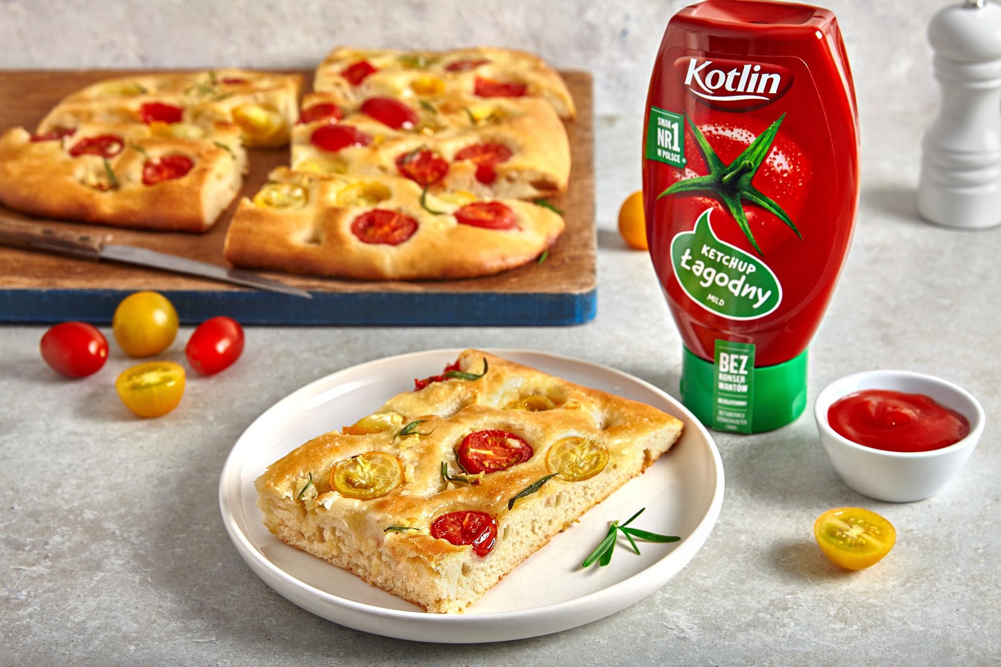 Focaccia z kolorowymi pomidorami i rozmarynem
