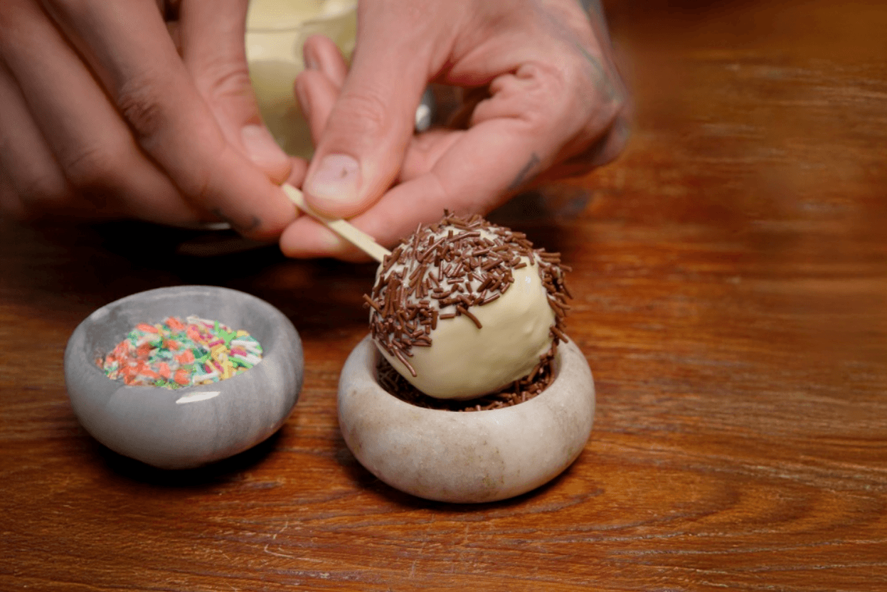 Cake pops z białą czekoladą i dżemem truskawkowym
