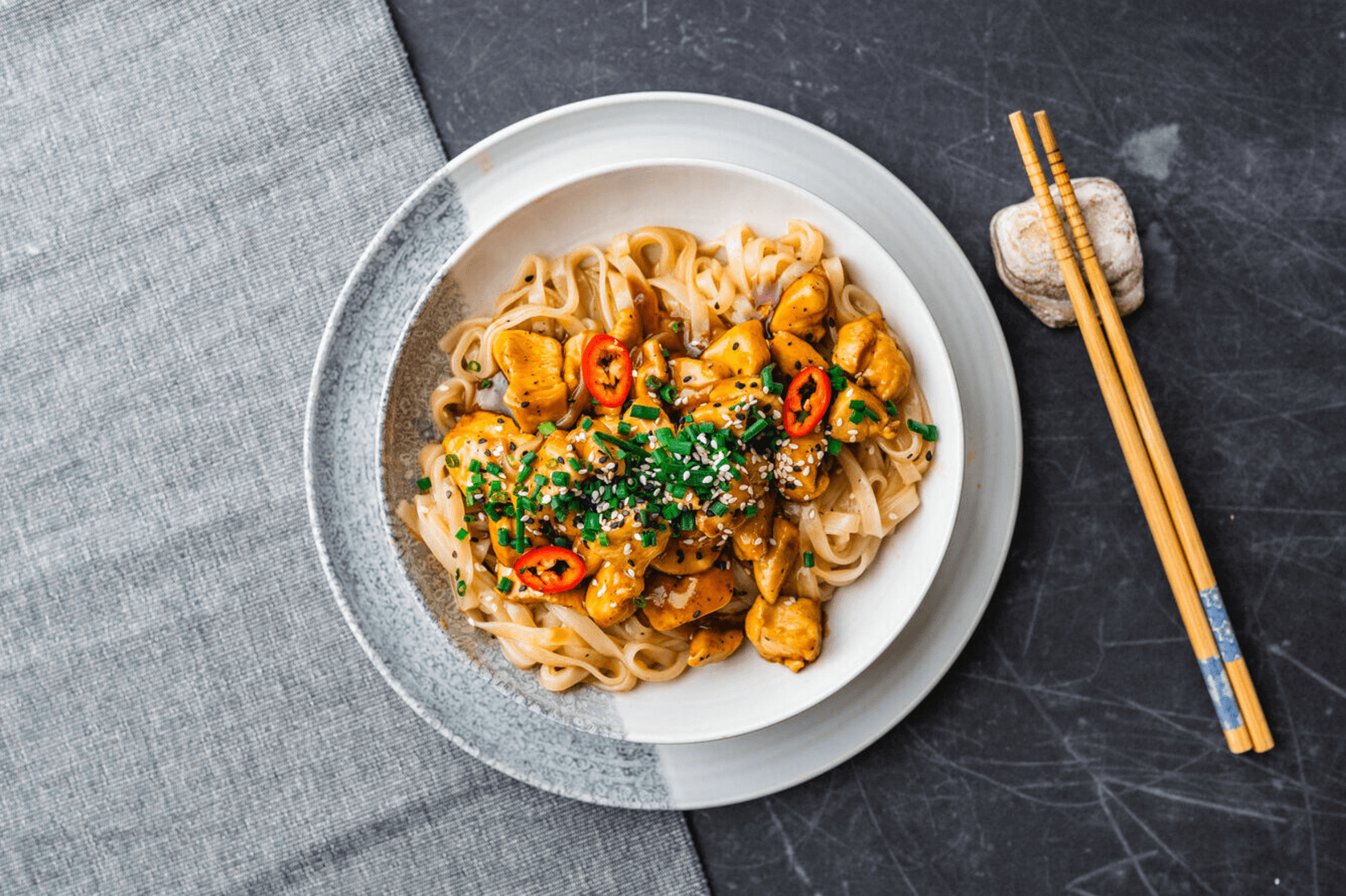 Pierś w sosie teriyaki z makaronem ryżowym
