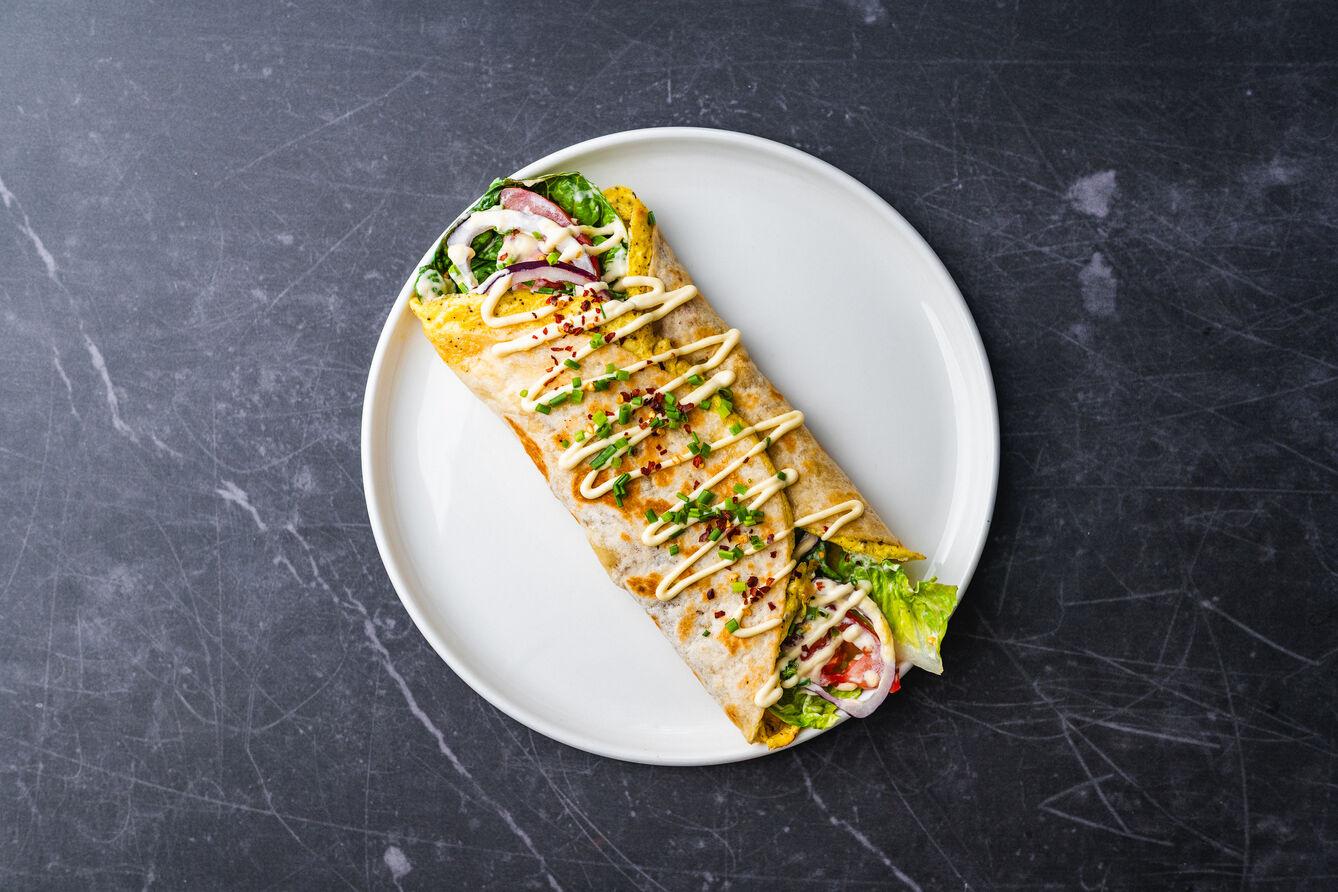 Śniadaniowy smażony wrap z jajkiem i boczkiem