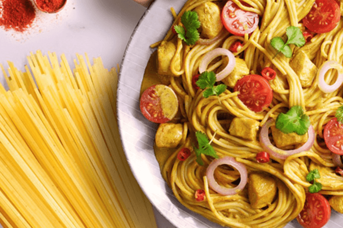Rozgrzewający makaron z curry indyjskim